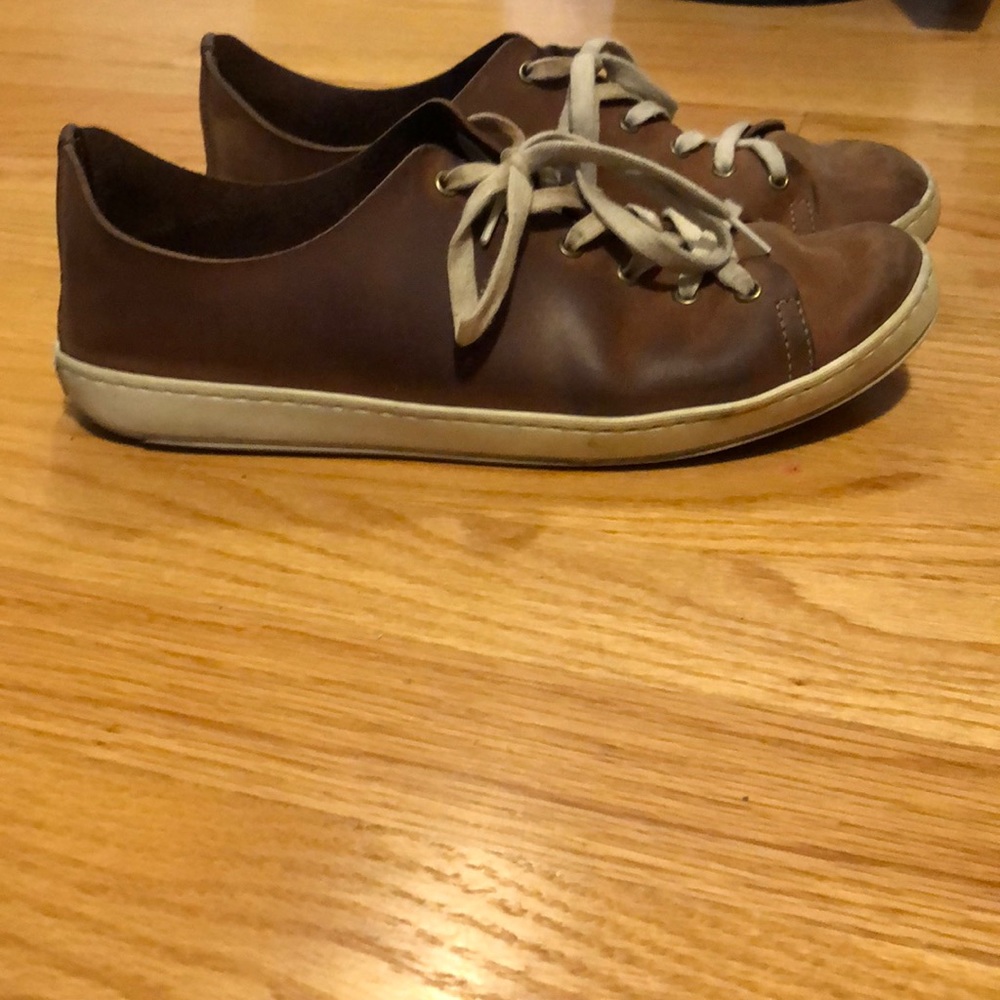 Women’s leather sneakers